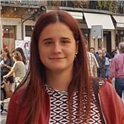 Studentessa universitaria impartisce lezioni di Inglese